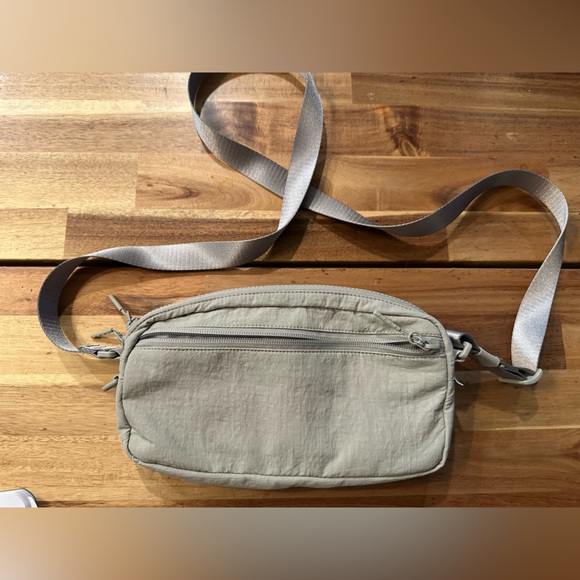 Lululemon Multi-Pocket Crossbody Bag 2.5l - Picture 4 of 9